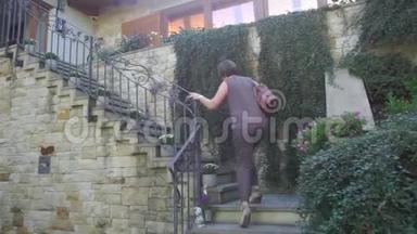 女人爬楼梯